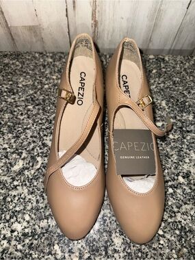 Size 6W. Heels never wore. Brand New.